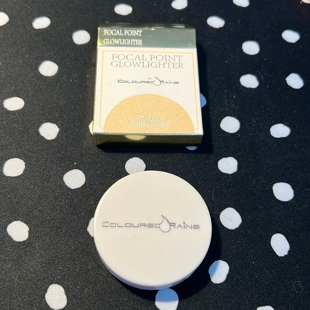 New in box Focal Point Glowlighter in shade Selfie